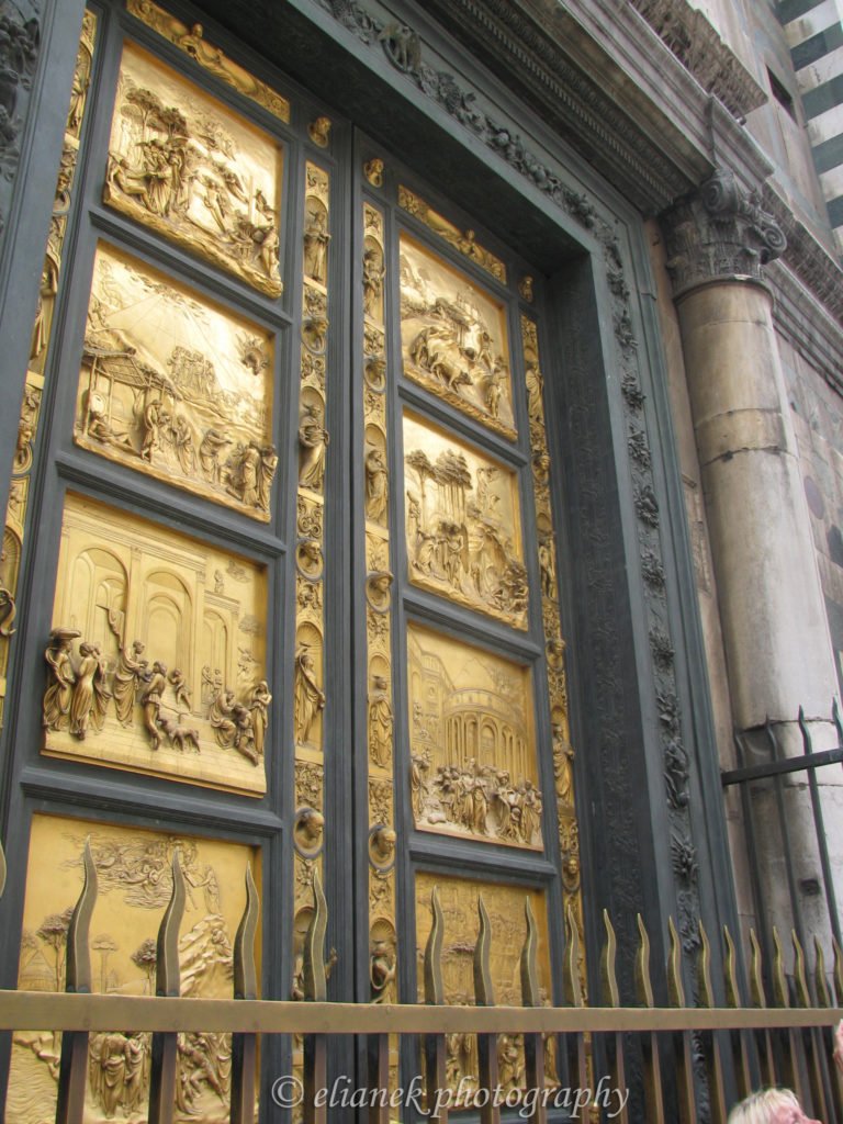 Porta dourada do Batistério