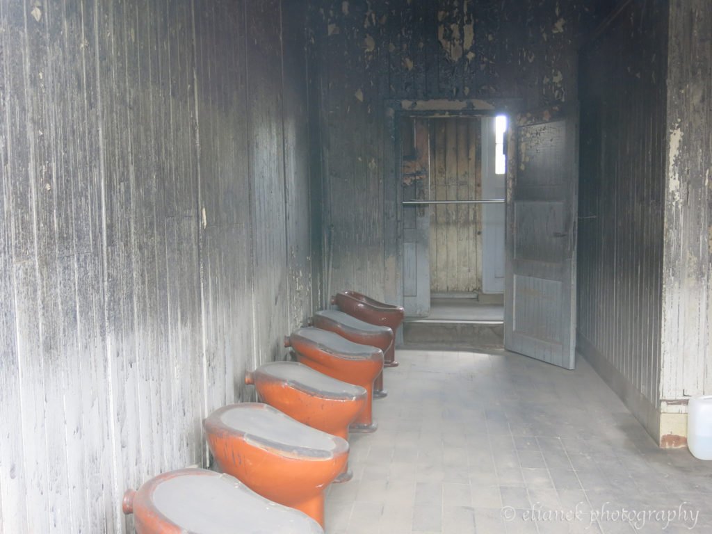 Banheiros do campo de concentração