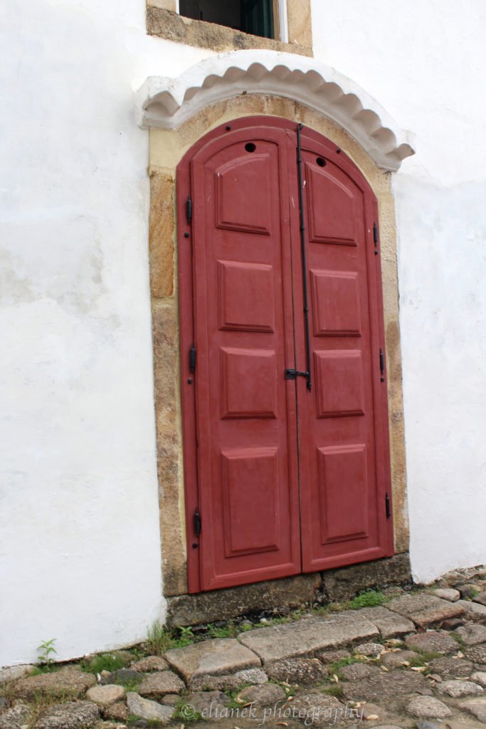 porta vermelha paraty