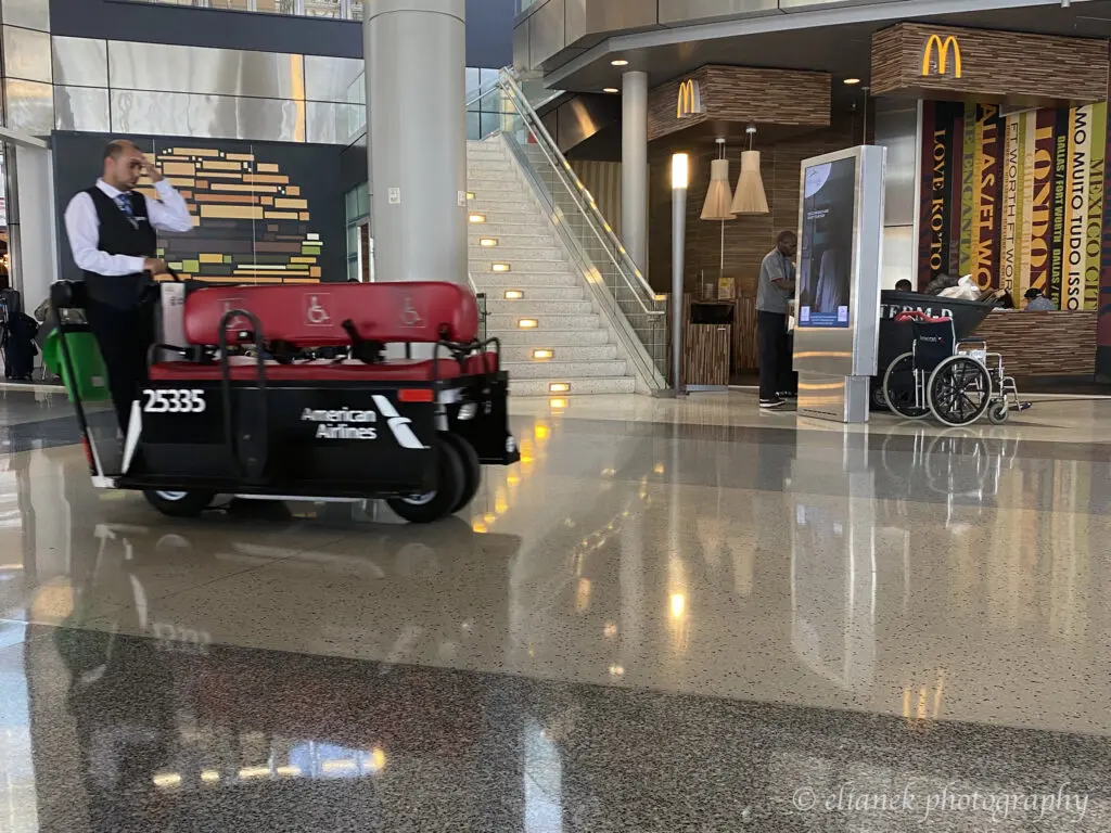 Chegadas E Partidas Dos Voos Em Dallas Foto Editorial - Imagem de  aeroporto, partidas: 50101161