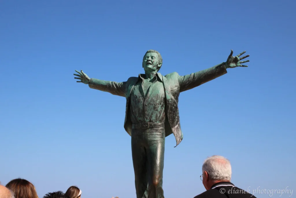 estatua domenico modugno