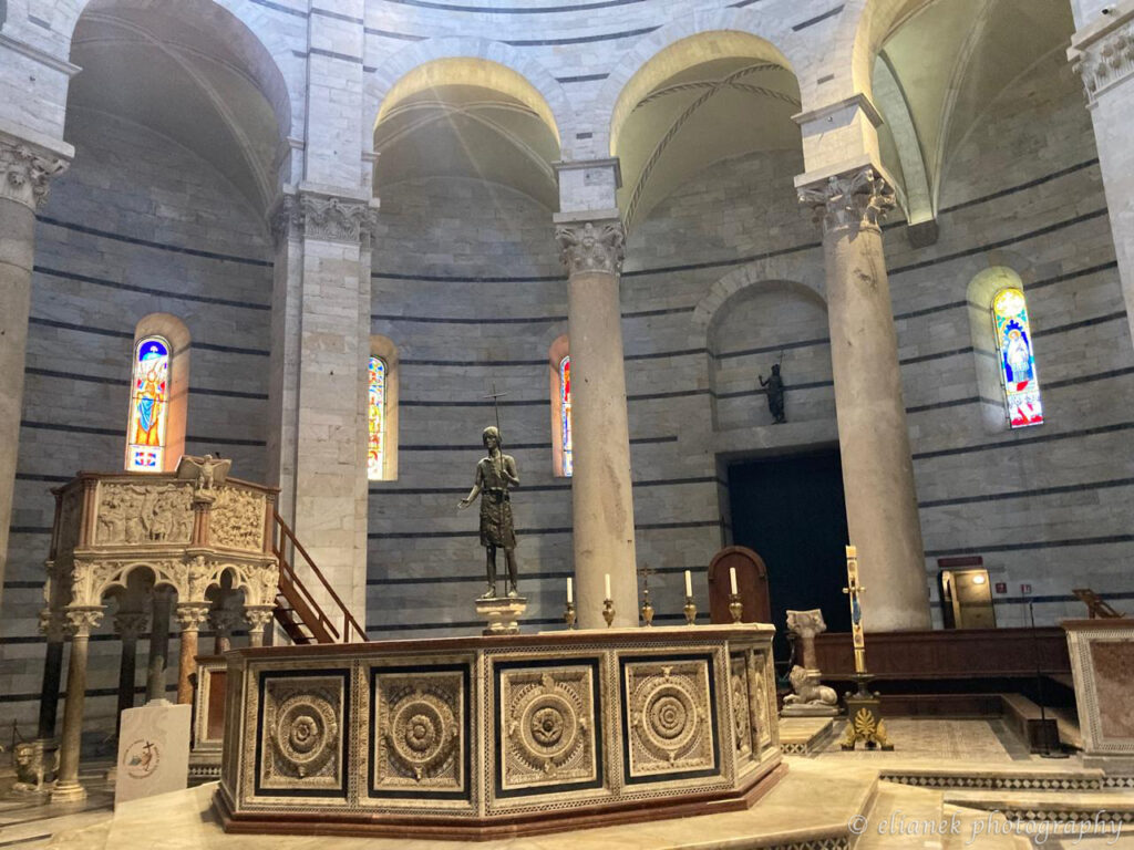 interior do batisterio de Pisa